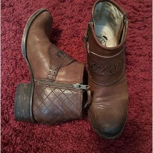 Preowned Free Bird Steven’s booties cognac color w/detail stitching & a buckle